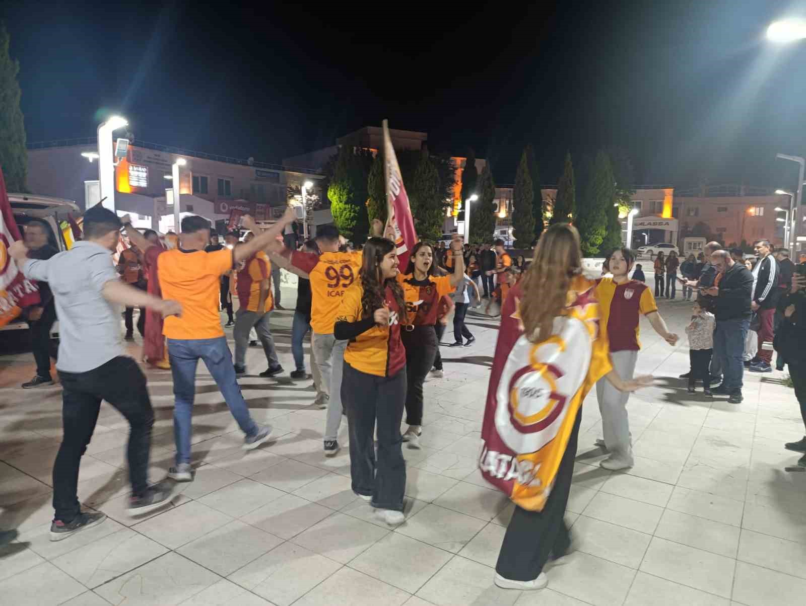 Selendi sarı-kırmızı renklere büründü