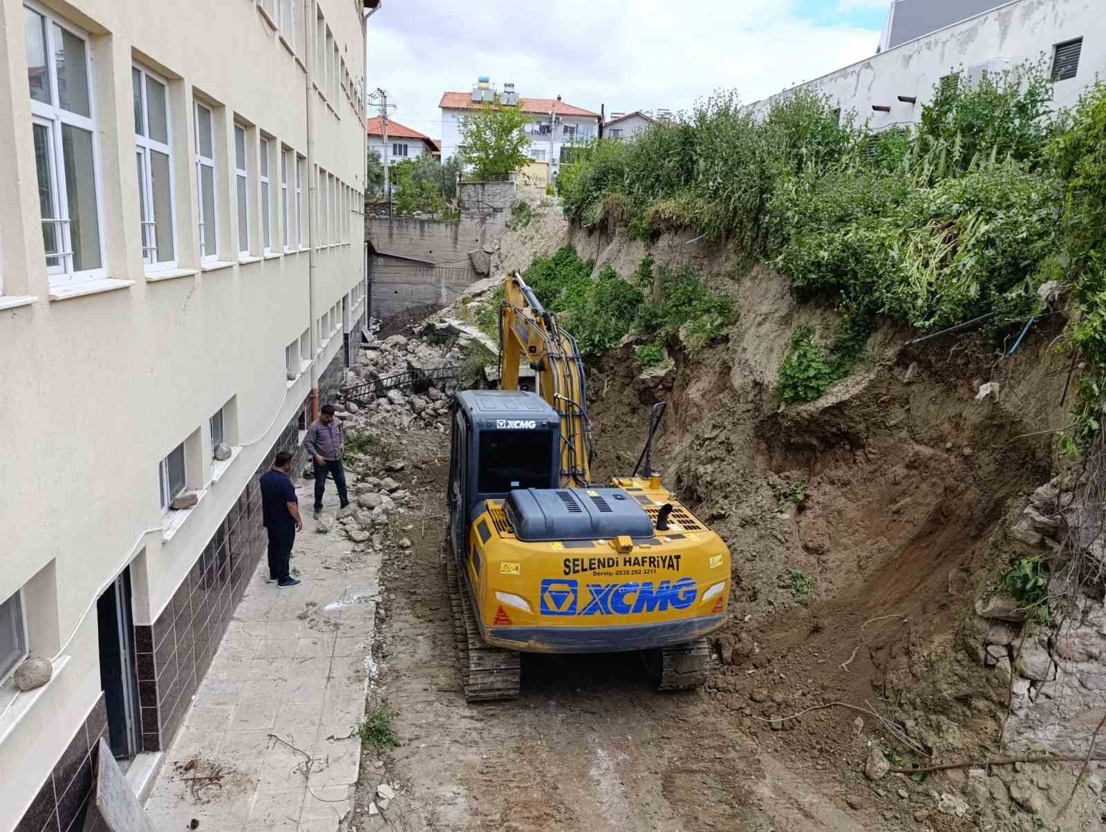 Selendi’de çöken okul duvarında yapım çalışmaları başladı